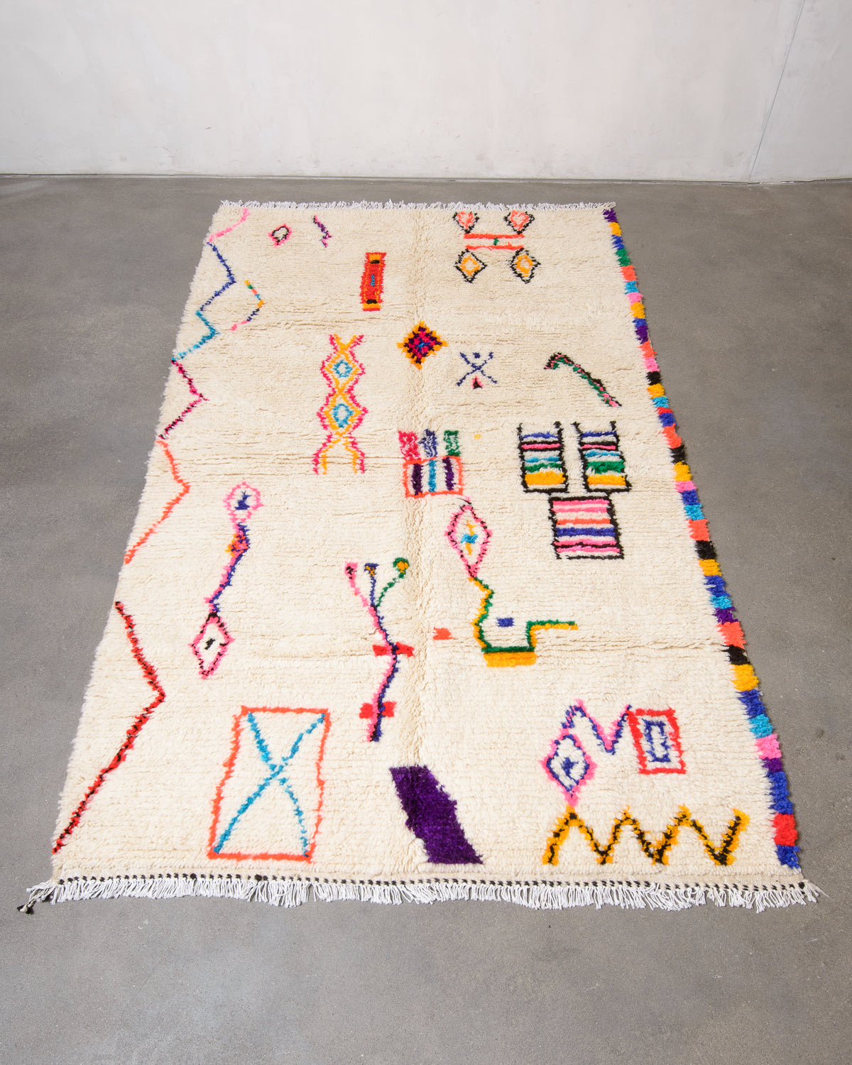 Modern designer handcrafted Berber rug from Morocco. Azilal rug with beautiful colours and patterns. Made of sheep’s wool and colourful cotton.